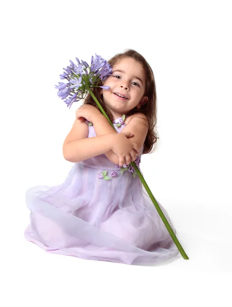 Linda menina sorridente abraço flor bonita — Fotografia de Stock