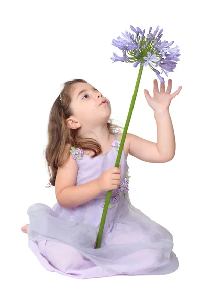 Klein meisje spelen met bloem — Stockfoto