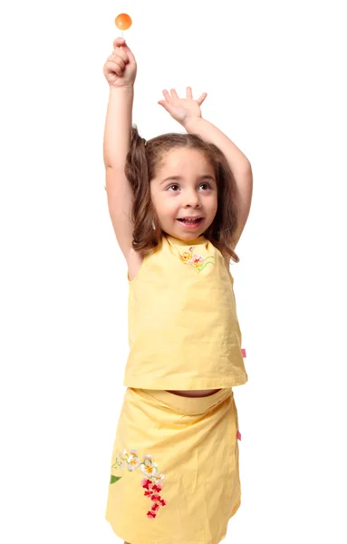 Το παιχνιδιάρικο γλυκό κορίτσι με καραμέλα γλειφιτζούρι — Φωτογραφία Αρχείου