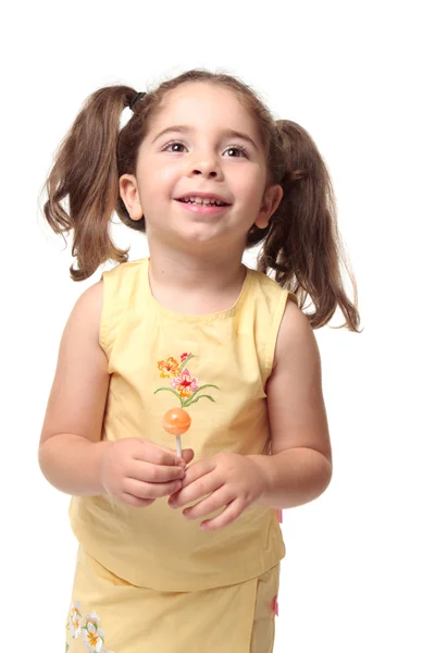 Glada leende förskola flicka i flätor — Stockfoto