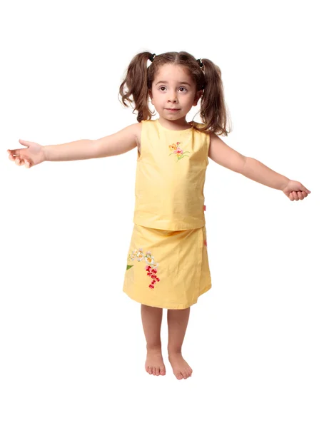 Uzanmış kolları olan küçük kız — Stok fotoğraf