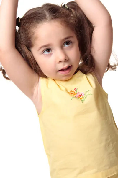 Toddler dziewczynka ramiona nad głową — Zdjęcie stockowe
