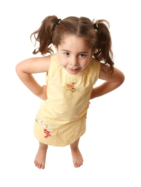 Маленькая девочка с натянутыми руками на бедрах — стоковое фото