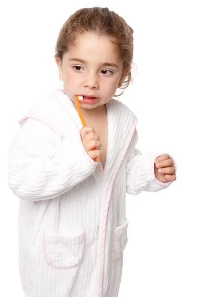Pequena menina escova dentes - cuidados dentários — Fotografia de Stock