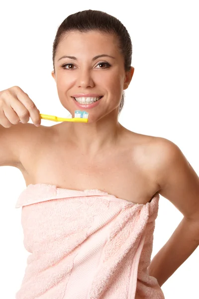 Femme souriante tenant une brosse à dents — Photo