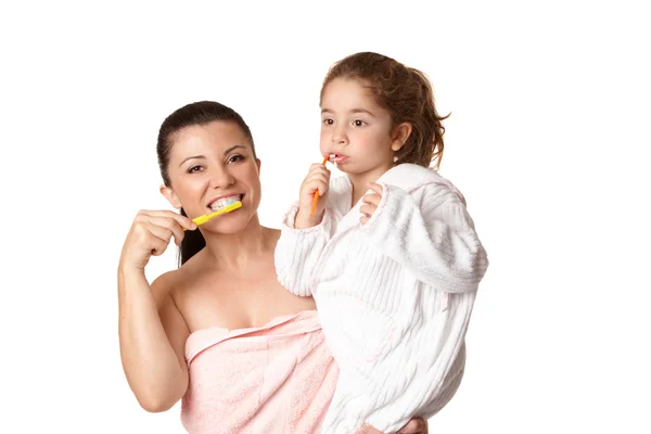 Mère et fille se brossant les dents — Photo