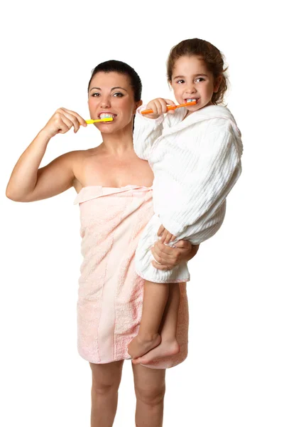 母亲和女儿刷牙 — 图库照片