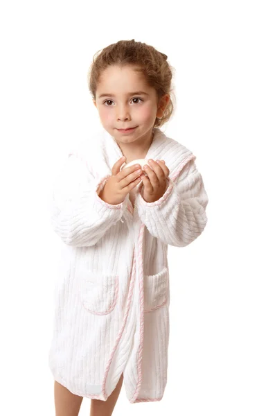 Маленькая девочка держит мыло — стоковое фото
