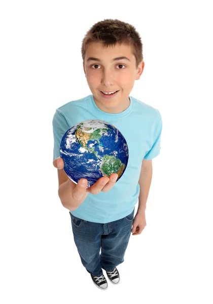 Мальчик держит планету Земля — стоковое фото