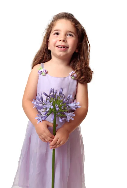 Ładna dziewczyna uśmiechając się piękny kwiat — Zdjęcie stockowe