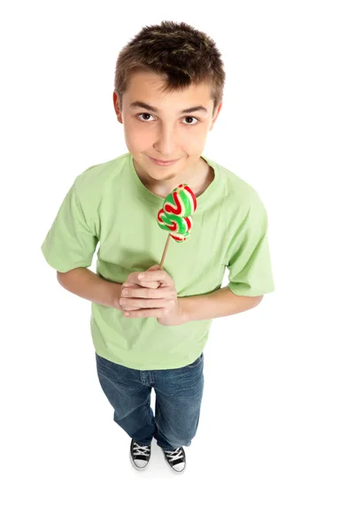 Мальчик держит леденец — стоковое фото