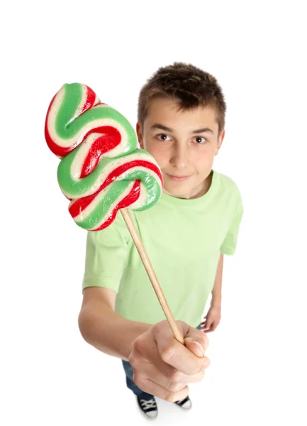 Мальчик показывает конфеты с леденцами — стоковое фото