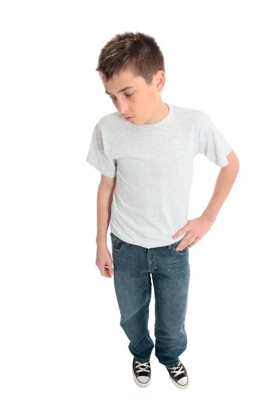 Мальчик в простой футболке — стоковое фото