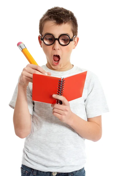 Um menino estudante cômico em óculos geeky escrevendo i — Fotografia de Stock