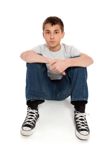Προ έφηβος αγόρι κάθεται στο πάτωμα — Φωτογραφία Αρχείου