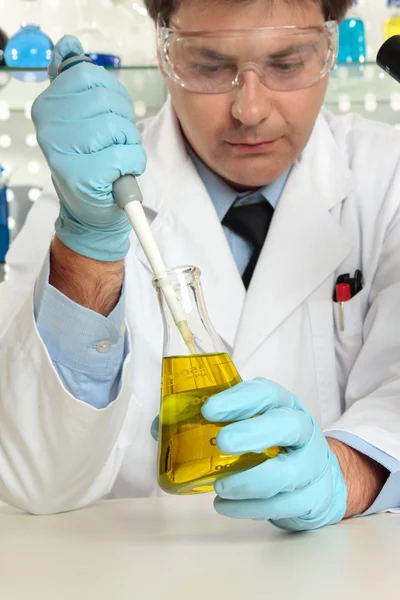 Scientist in laboratory using pipette — Stock Photo, Image