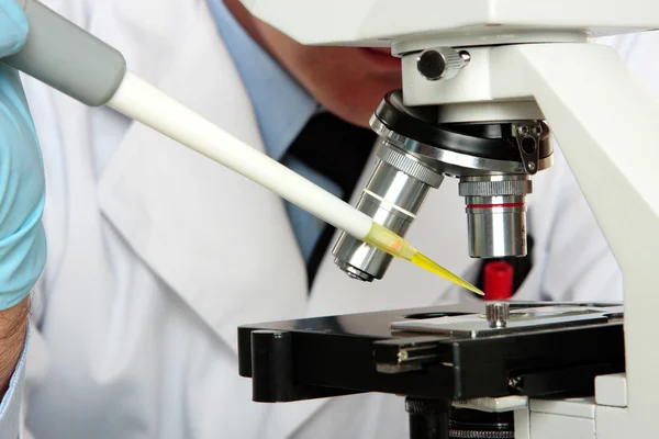 Mikroskop kullanarak laboratuvar bilim adamı — Stok fotoğraf