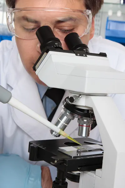 Вчений-дослідник з мікроскопом — стокове фото