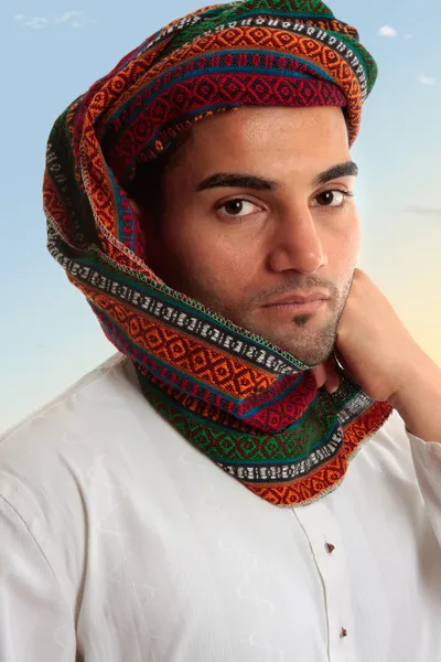 Арабский человек в традиционном тюрбане keffiyeh — стоковое фото