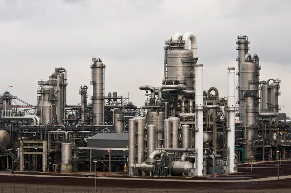 Una fabbrica petrolchimica — Foto Stock