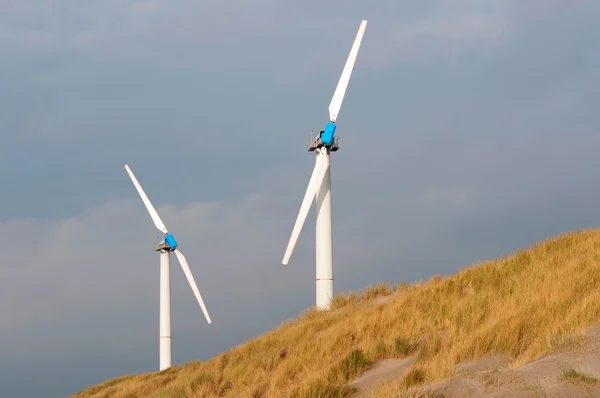 Dois moinhos de vento de turbina — Fotografia de Stock