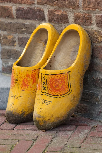 Scarpe di legno giallo — Foto Stock