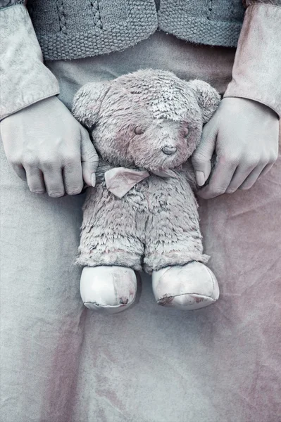 Medvídek v rukou — Stock fotografie