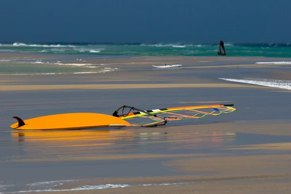 Prancha de surf na praia — Fotografia de Stock