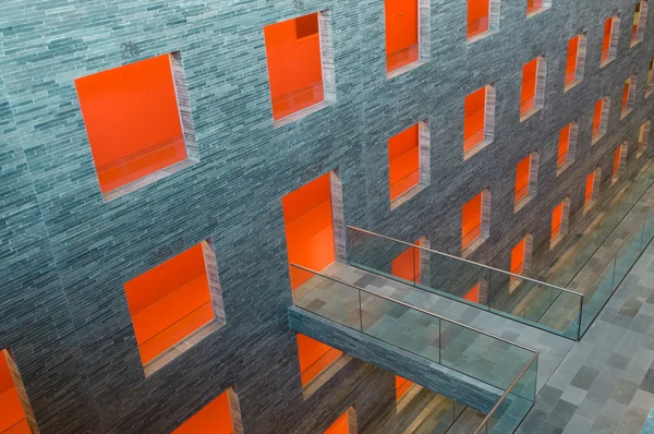 Wand mit orangefarbenen Fenstern — Stockfoto