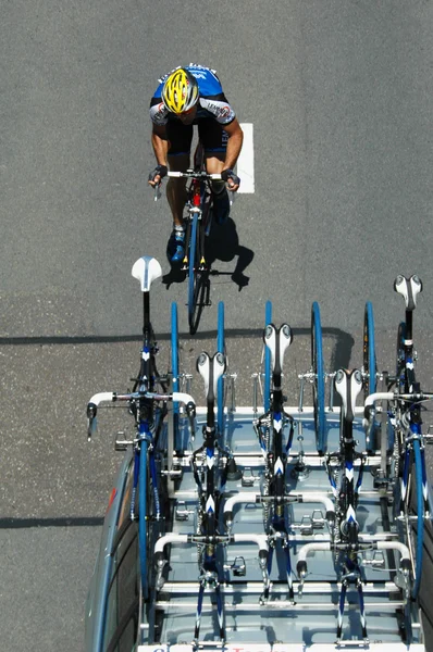 En rasing cyklist — Stockfoto
