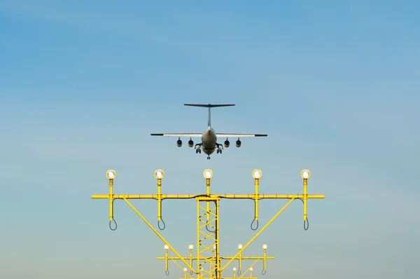 Um avião de aterragem — Fotografia de Stock