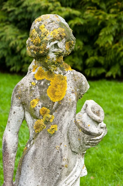 Estátua com líquen — Fotografia de Stock