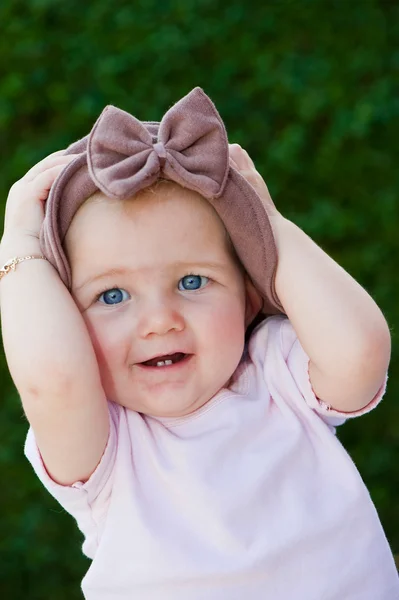 上キャップ付きの赤ちゃん女の子 — ストック写真