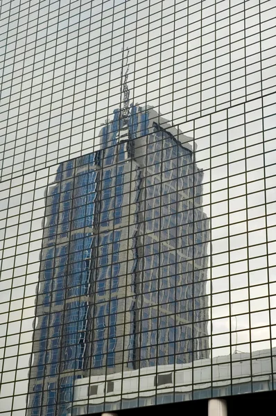 Un rascacielos reflectante — Foto de Stock