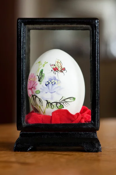 Um ovo de Páscoa pintado — Fotografia de Stock