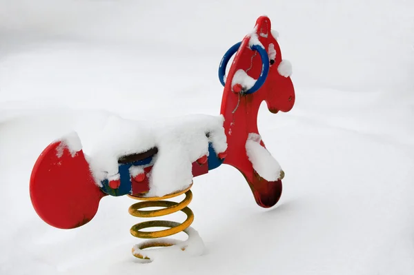 Play-paard in de sneeuw — Stockfoto