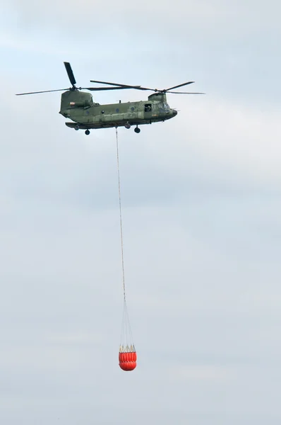 Helicóptero militar de combate a incêndios — Fotografia de Stock