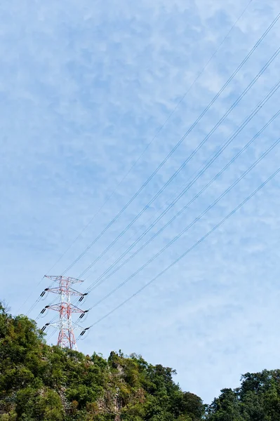 Pylons elétricos nas montanhas — Fotografia de Stock