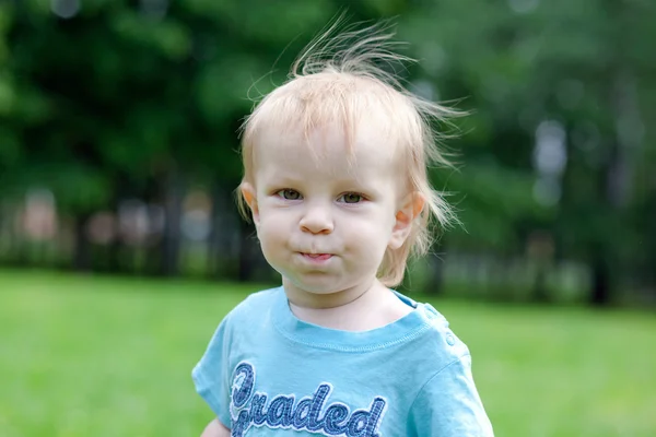Portret van een schattige jongen in de zomer Stockfoto