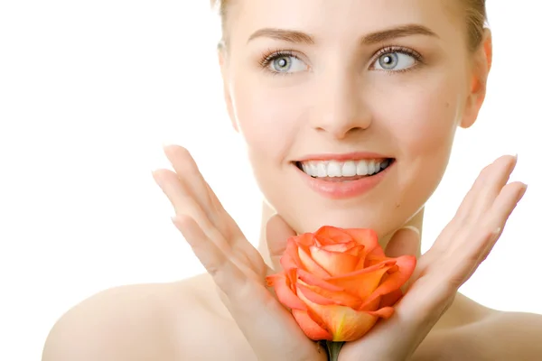 Krásný úsměv žena s růží, samostatný — Stock fotografie