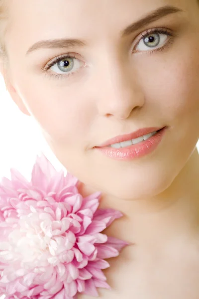 Mulher bonita com flor closeup — Fotografia de Stock