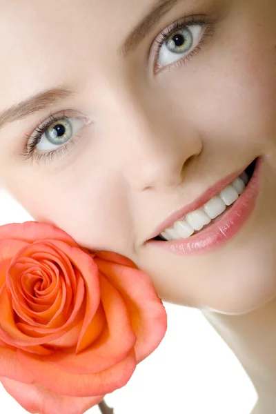Close-up van de mooie vrouw met roos — Stockfoto