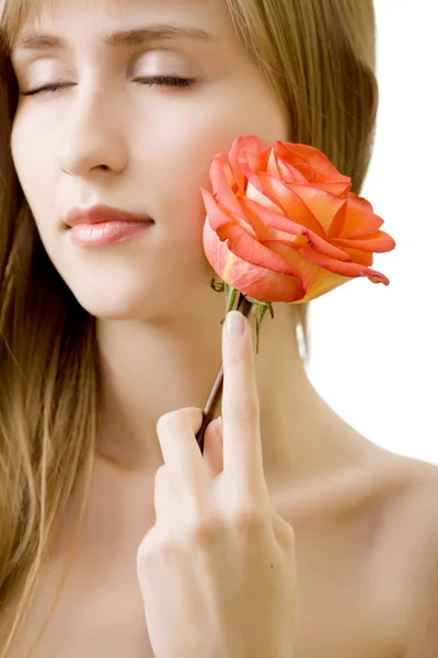 Mladá krásná žena s růží, samostatný — Stock fotografie