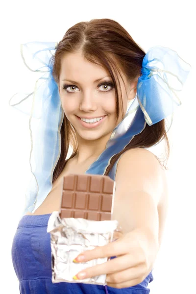Chica de coletas sugieren chocolate — Foto de Stock
