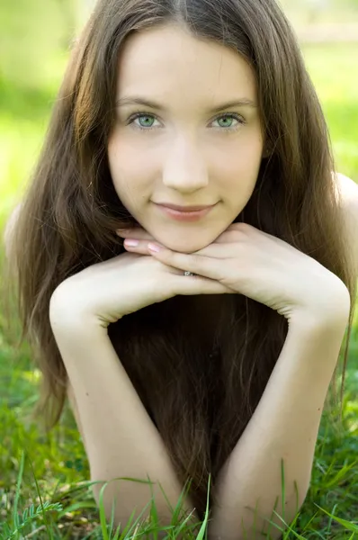 年轻的黑发十几岁的女孩在草地上 — 图库照片