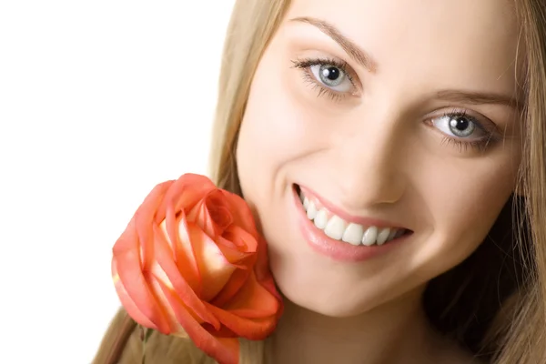 Όμορφο χαμόγελο γυναίκα με τριαντάφυλλο απομονωθεί — Φωτογραφία Αρχείου
