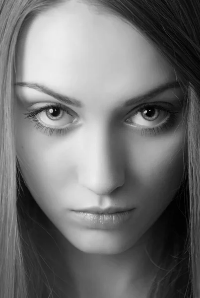 매력적인 젊은 여자 흑백 이미지의 초상화 — 스톡 사진