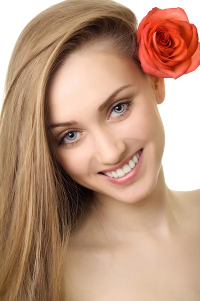 Mulher sorriso bonito com rosa isolada — Fotografia de Stock