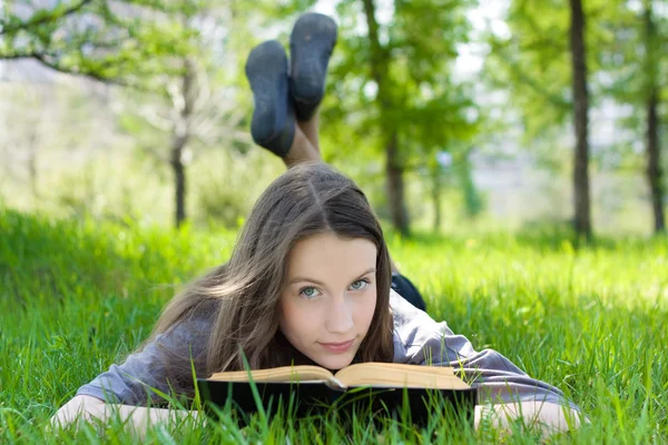 Mladý student čtení knih v parku — Stock fotografie