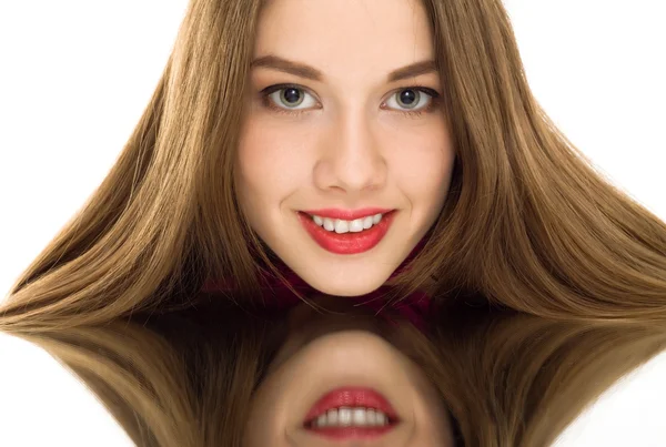 Vacker kvinna reflektion spegel leende isolerade — Stockfoto